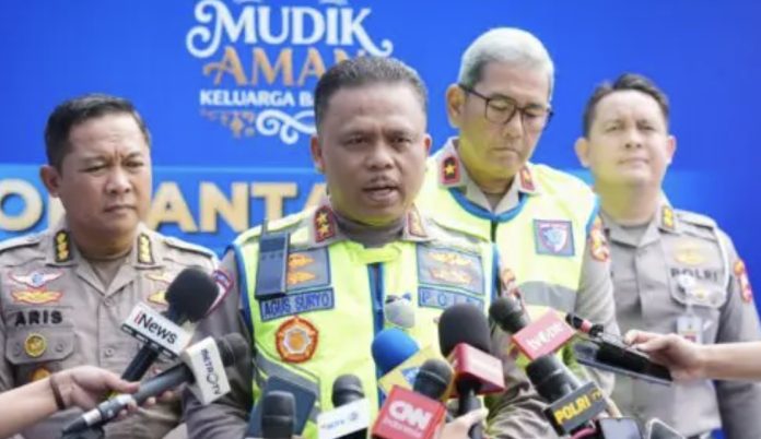 Kakorlantas Polri, Irjen Agus Suryonugroho, memantau langsung kondisi arus balik Lebaran dari Posko Command Center KM 29 Korlantas Polri