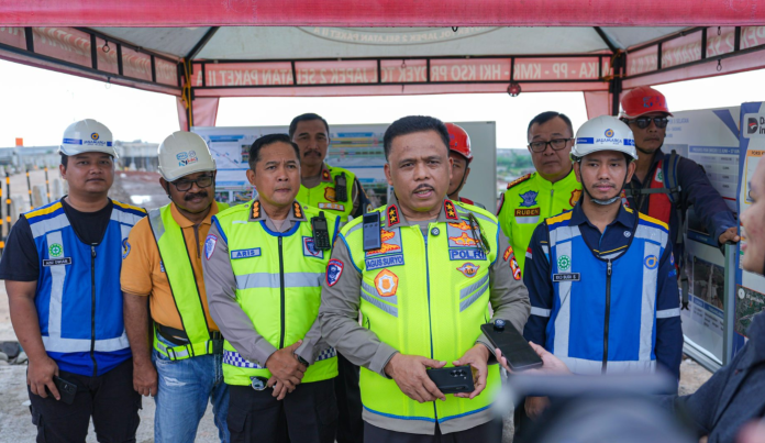 Korps Lalu Lintas (Korlantas) Polri melakukan peninjauan terhadap kesiapan ruas Tol Jakarta–Cikampek (Japek) II Selatan yang direncanakan akan difungsikan selama arus mudik dan arus balik Lebaran 2026. Peninjauan tersebut dilakukan oleh Agus Suryonugroho selaku Kakorlantas Polri pada Sabtu, 7 Maret 2026. Kunjungan ini bertujuan memastikan kesiapan ruas tol fungsional yang membentang dari Sadang hingga Setu agar dapat digunakan untuk mendukung kelancaran arus lalu lintas selama pelaksanaan Operasi Ketupat 2026. Ruas tol tersebut diharapkan dapat membantu mengurangi kepadatan kendaraan, terutama pada periode arus balik Lebaran. Dalam peninjauan tersebut, Kakorlantas menjelaskan bahwa terdapat dua titik pekerjaan yang masih dalam tahap penyelesaian di jalur tol fungsional Sadang–Setu. Kedua titik tersebut berada di KM 16 dan KM 13. Meski demikian, pihak pengelola jalan tol memastikan bahwa proses perbaikan diperkirakan dapat diselesaikan dalam waktu dua hingga tiga hari ke depan sehingga jalur tersebut siap digunakan saat periode mudik maupun arus balik. Menurut Kakorlantas, keberadaan jalur tol fungsional ini memiliki peran penting dalam mengurai kepadatan kendaraan yang biasanya terjadi saat arus balik Lebaran. Ruas tol dari Sadang hingga Setu direncanakan akan difungsikan khusus untuk membantu kelancaran arus kendaraan yang kembali menuju Jakarta. Sementara itu, ruas tol fungsional yang menghubungkan Sadang hingga Bojongmangu dapat digunakan baik pada saat arus mudik maupun arus balik. Dengan adanya jalur tambahan tersebut, diharapkan distribusi kendaraan dapat lebih merata sehingga potensi kemacetan di ruas tol utama dapat diminimalkan. Selain memastikan kesiapan infrastruktur jalan tol, Korlantas Polri juga menyiapkan berbagai skema rekayasa lalu lintas guna mengantisipasi lonjakan kendaraan selama masa mudik Lebaran. Beberapa titik yang menjadi fokus pengaturan lalu lintas di antaranya berada di Exit Tol Bojongmangu dan Exit Tol Setu. Kakorlantas menjelaskan bahwa terdapat empat titik exit tol yang akan difungsikan di ruas tol tersebut. Apabila volume kendaraan meningkat secara signifikan, sebagian kendaraan dari jalur tol fungsional dapat diarahkan keluar melalui kawasan Deltamas. Langkah ini dilakukan agar distribusi kendaraan tidak terpusat di Exit Tol Setu saja yang berpotensi menimbulkan kepadatan. Pengaturan arus kendaraan nantinya akan dilakukan secara dinamis dengan memanfaatkan sistem pemantauan lalu lintas berbasis traffic counting. Dengan sistem tersebut, petugas dapat memantau volume kendaraan secara real-time dan menentukan rekayasa lalu lintas yang paling tepat sesuai kondisi di lapangan. Keberadaan Tol Japek II Selatan juga diharapkan menjadi jalur alternatif bagi kendaraan yang datang dari arah Bandung menuju Jakarta. Selama ini, sebagian besar kendaraan dari arah tersebut masih mengandalkan jalur utama di Tol Jakarta–Cikampek yang kerap mengalami peningkatan volume kendaraan saat musim mudik. Dengan difungsikannya jalur alternatif ini, arus kendaraan dari Bandung menuju Jakarta dapat terbagi ke dua jalur utama. Strategi ini diharapkan mampu mengurangi kepadatan lalu lintas di Tol Jakarta–Cikampek yang selama ini menjadi salah satu titik rawan kemacetan saat arus mudik dan balik Lebaran. Korlantas Tinjau Tol Japek II Selatan Jelang Arus Mudik Lebaran 2026 Dengan berbagai langkah persiapan tersebut, diharapkan perjalanan masyarakat selama periode mudik dan arus balik Lebaran 2026 dapat berlangsung lebih lancar, aman, dan nyaman.