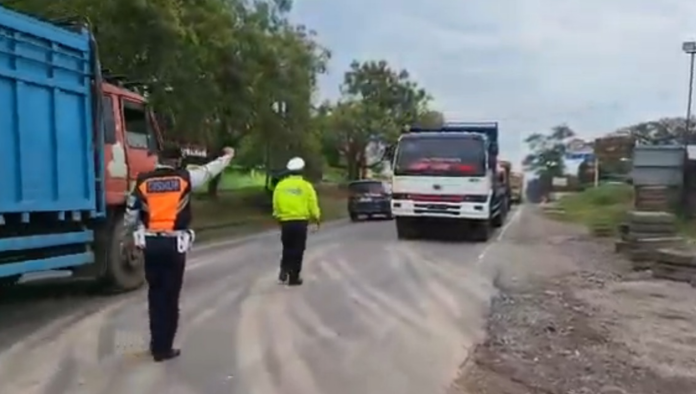 Petugas gabungan terus memantau arus kendaraan di Jalintim untuk memastikan kelancaran mudik Lebaran 2026.