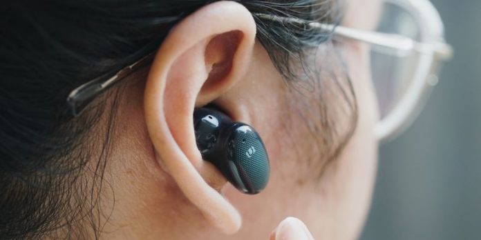 bahaya pakai earbuds saat tidur