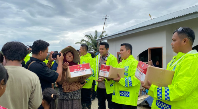 Korlantas bantu korban banjir Aceh Tamiang
