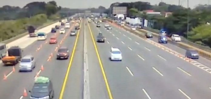 Lalu lintas Tol Jakarta-Cikampek mengalami kepadatan di KM 48-57, namun mulai lancar berkat sistem one way nasional.