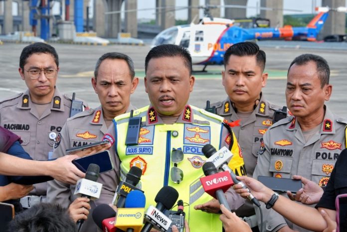 Korlantas resmi menghentikan sistem one way nasional H-1 Lebaran, arus lalu lintas kini kembali normal dua arah.